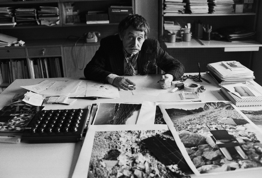 Silvia Lelli, Ritratto di Ettore Sottsass jr nel suo studio, 1979. Photo Silvia Lelli/Lelli e Masotti Archivio