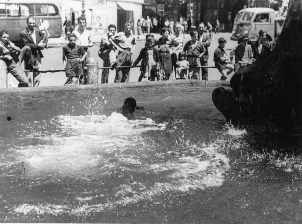 Publifoto Roma, senza titolo (Roma, ragazzi nuotano nelle fontane cittadine), estate 1946